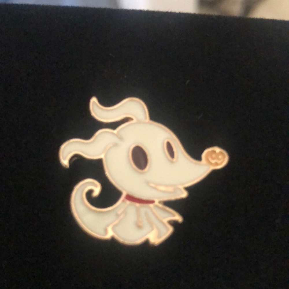Zero inspired enamel and gold pin Unisex